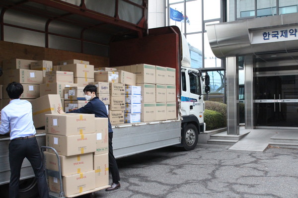 지난 3월 19일 서울 서초구 방배동 한국제약바이오협회에서 협회 임직원들이 배송차량에 구호품을 옮기고 있다. (사진 제공 한국제약바이오협회)