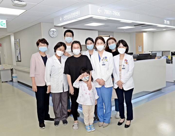 심장이식 수술을 받은 박 군과 어머니, 의료진들이 함께 기념촬영을 하고 있다. ⓒ 세브란스병원