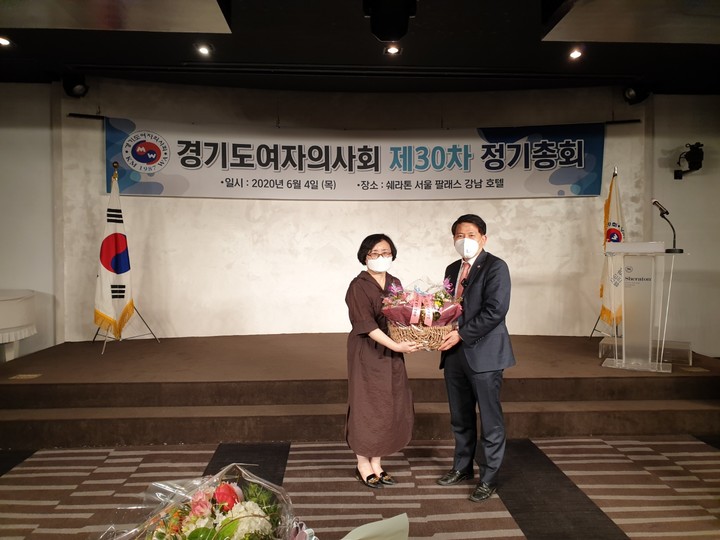 이동욱 회장이 이이형 15대 회장에게 꽃다발을 전달했다. ©경기메디뉴스