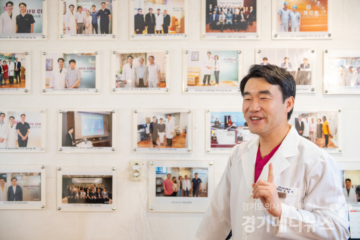 성영모 대표원장이 하이푸 임상기법 교류 등을 위해 강남여성병원 하이푸센터를 방문했던 국내외 의료진들과의 기념사진 앞에 섰다. ⓒ 경기메디뉴스