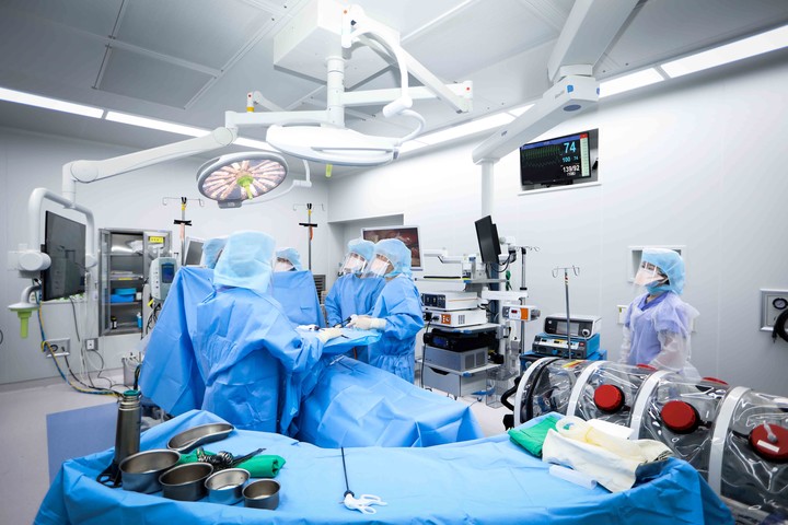 명지병원 음압수술실에서 시행된 코로나19 확진 환자 수술 모습. ⓒ 명지병원