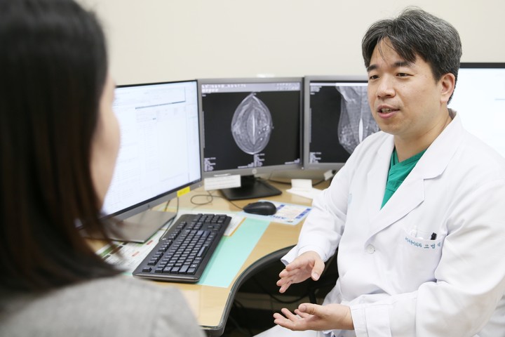 고범석 서울아산병원 유방외과 교수가 즉시 재건술을 받은 진행성 유방암 환자를 진료하고 있다. ©서울아산병원