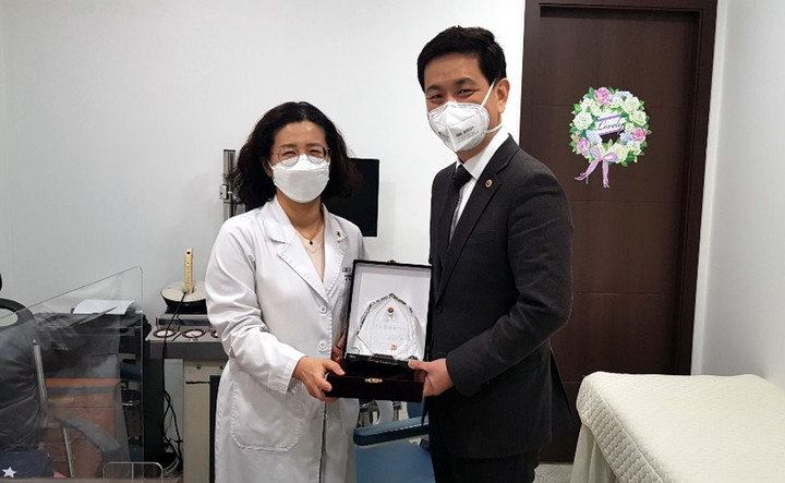 배진영 원장이 김지훈 회장으로부터 의료봉사상을 받았다. ©수원시의사회