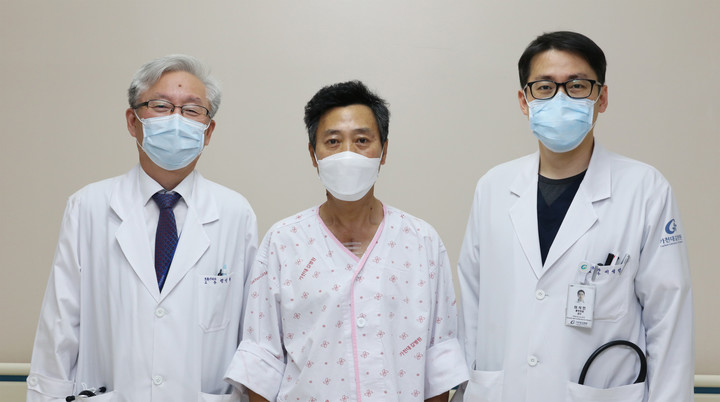 환자(가운데)와 이석인 교수(오른쪽), 정성환 교수(왼쪽). ⓒ 가천대 길병원