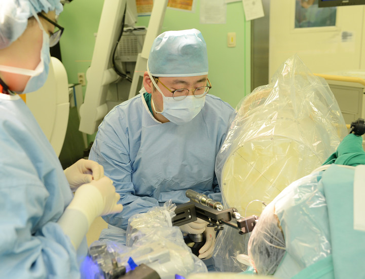 장원석 교수가 국내 최초로 개발된 뇌수술 보조 로봇장비인 카이메로를 이용해 환자의 뇌심부에 전극을 삽입하고 있다. 카이메로를 이용한 뇌전증 수술은 약 2~3mm의 작은 구멍으로 전극을 삽입할 수 있어 수술 시간도 짧고, 부작용이나 수술 후 통증도 줄일 수 있다. ⓒ 세브란스