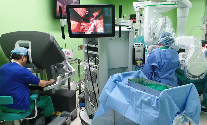 연세암병원 갑상선암센터 남기현 교수(사진 왼쪽)가 갑상선 로봇수술을 시행하고 있는 모습 ⓒ 연세암병원