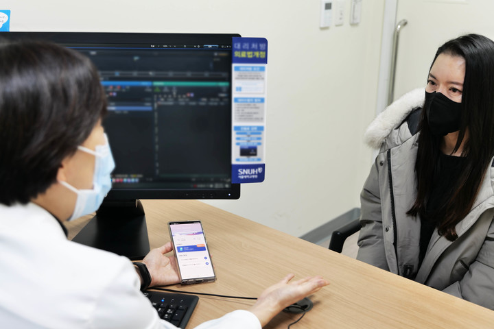 국내 최초로 디지털 치료기기를 정식 처방하는 모습 ⓒ 서울대병원