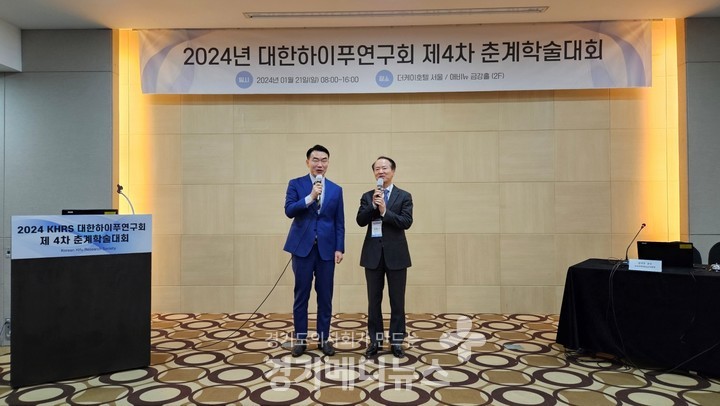 사진 왼쪽부터 성영모 회장과 강중구 회장이 통합 선언을 함께 했다. ©경기메디뉴스